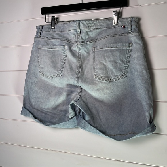 Tommy Hilfiger shorts Jean with logo size 14 inseam 5”. A260 - Picture 3 of 3
